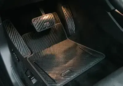 MERCEDES-AMGのカーボンペダル