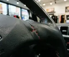 レーシングレッド手縫いステアリングカバー